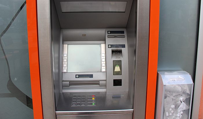 Lopov u Splitu hakovao bankomat da mu izbacuje novac, policija po ulici skupljala 10.000 evra