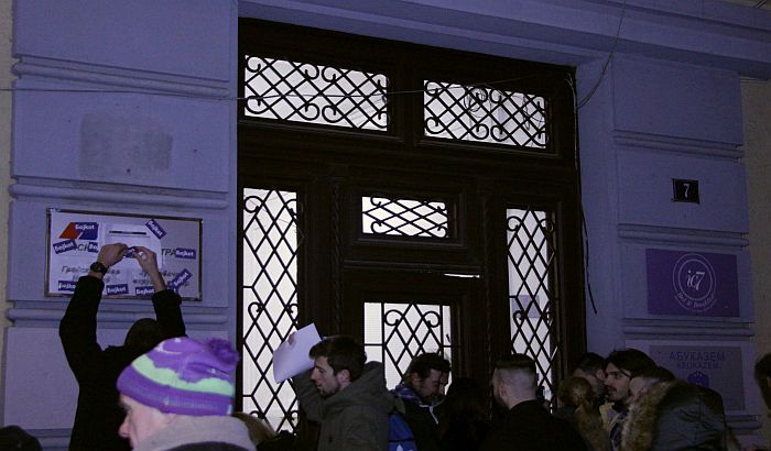 FOTO: Održan protest "U bojkot za Novi Sad", prostorije SNS izlepljene nalepnicama "bojkot"