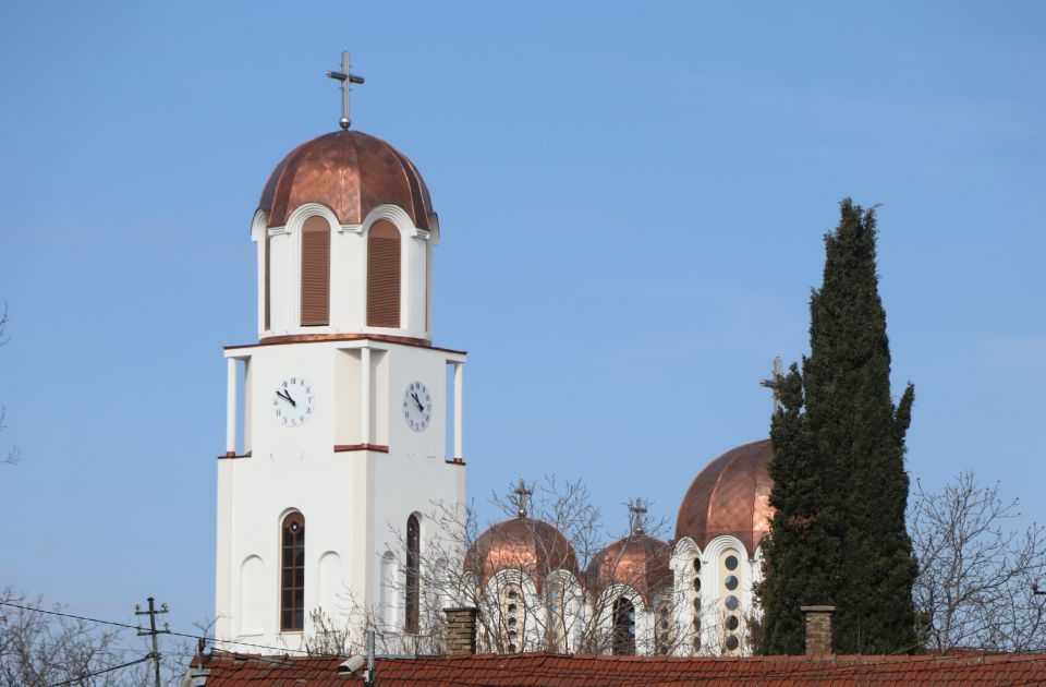 Niko nije zainteresovan da uredi okolinu crkve na Grbavici