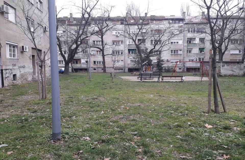 Novosađanka kaže da dvorište na Grbavici treba da se sredi, evo šta poručuju u gradskoj upravi