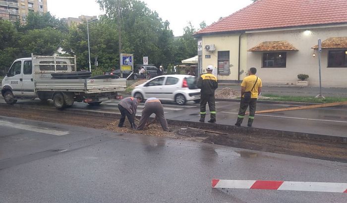 FOTO: Počelo postavljanje semafora na uglu Kralja Petra I i Paje Markovića