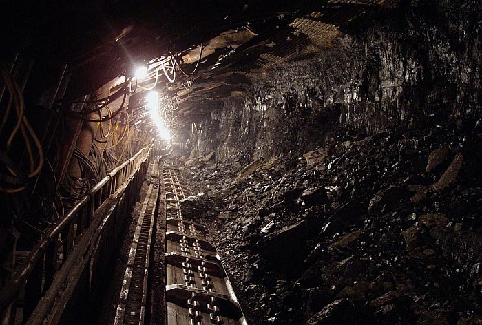 Žena inženjer geologije u RTB Bor radi u rudarskoj jami 500 metara ispod zemlje