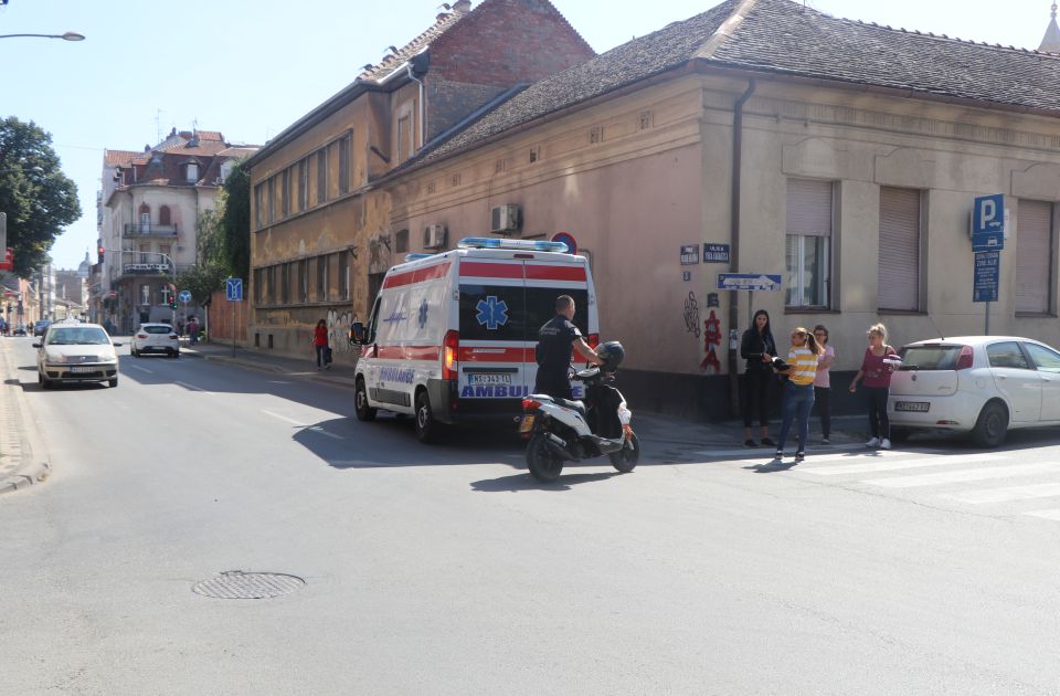 FOTO: Sudar u centru Novog Sada, vozač pobegao sa lica mesta, povređen mladić