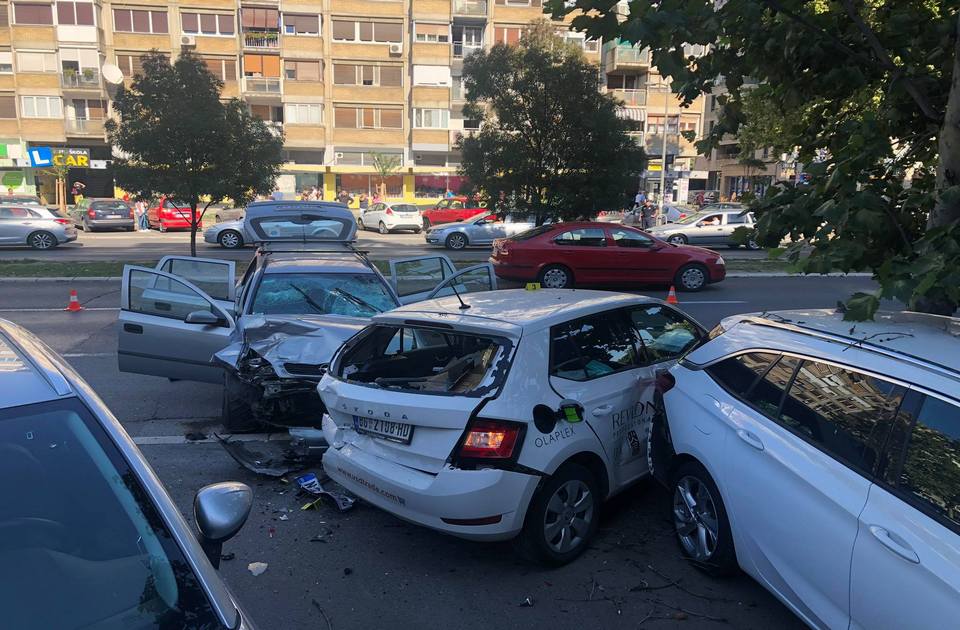 FOTO: Pešak teško povređen u udesu na Bulevaru oslobođenja