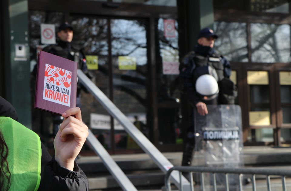 Počelo suđenje aktivistima SNS koji su polomili vilicu studentkinji