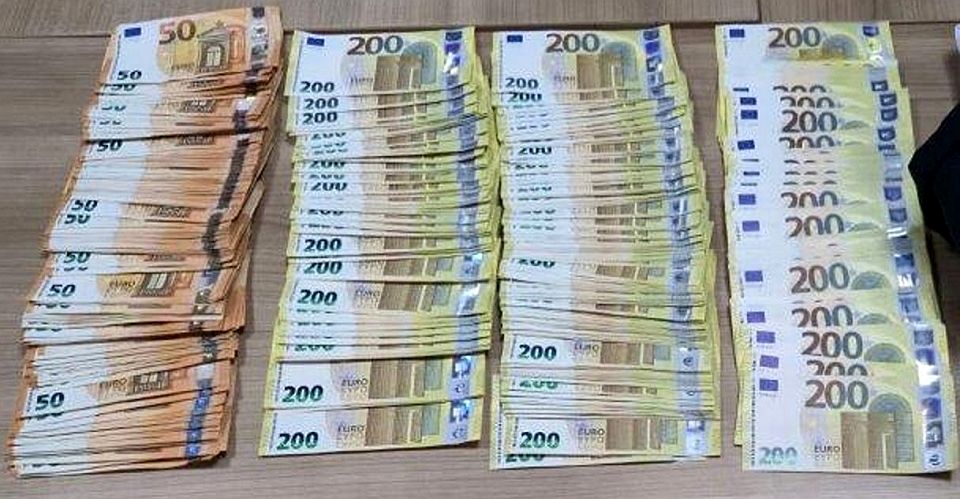 FOTO: U koferu sa garderobom preko Preševa pokušao da prošvercuje više od 80.000 evra