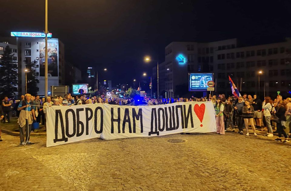Građani se okupili da dočekaju studente koji peške dolaze u Novi Sad: Blokiran Varadinski most