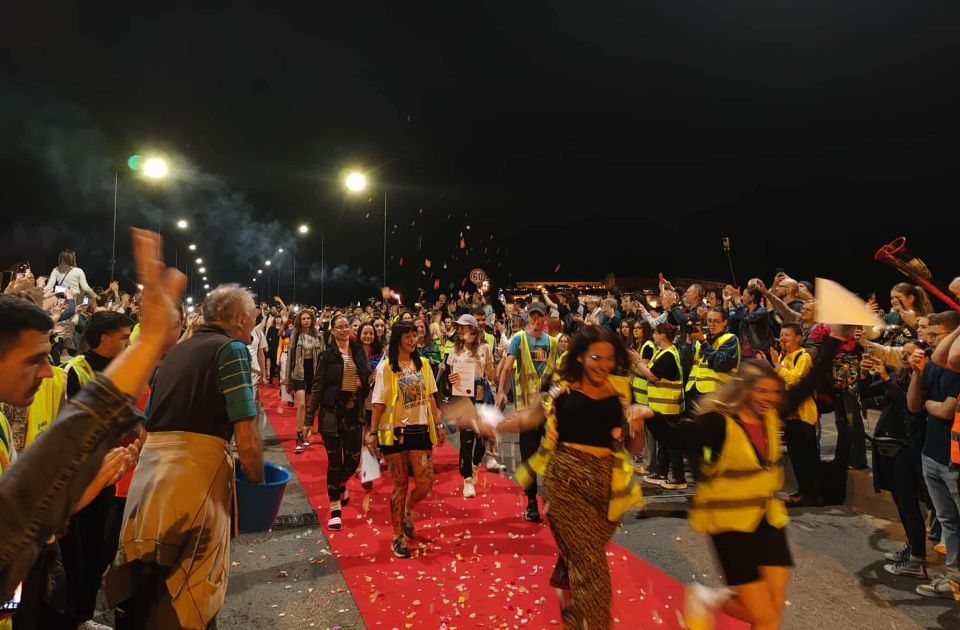 FOTO, VIDEO: Dočekani studenti koji su peške iz Pomoravlja došli u Novi Sad na sutrašnji protest