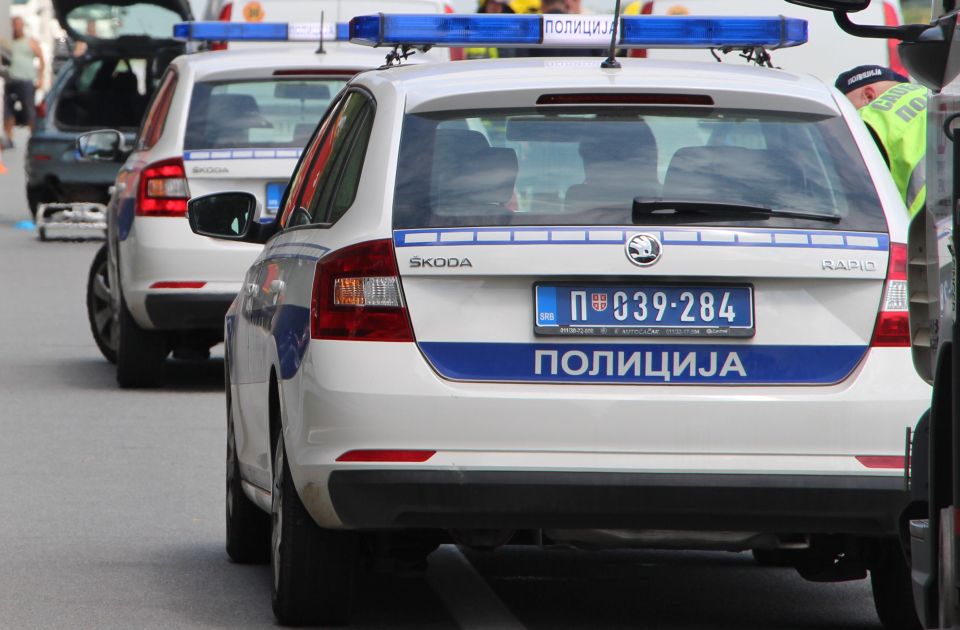 Produžen pritvor Novosađaninu koji je pijan udario u policijski auto i osam puta prošao kroz crveno