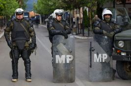 FOTO, VIDEO Napeto na Kosovu: Zaposlene ispred opštine Zvečan policija zaustavila suzavcem