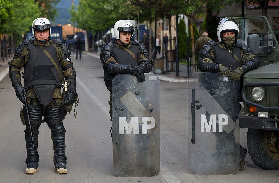 FOTO, VIDEO Napeto na Kosovu: Zaposlene ispred opštine Zvečan policija zaustavila suzavcem
