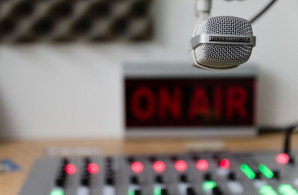 OK radio mesecima dobija pretnje, sada im zazidali prozor