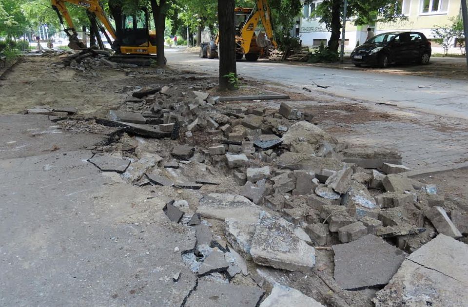 FOTO: Počela rekonstrukcija parkinga u Ulici Save Kovačevića vredna 85 miliona dinara