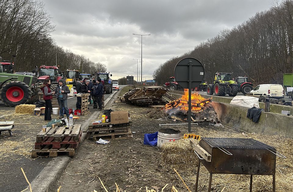 FOTO "Operacija puž" u toku: Belgijski poljoprivrednici blokirali auto-puteve