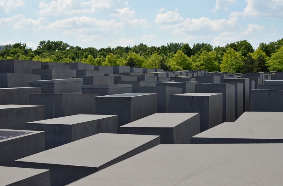 U Berlinu čekićem oštetio spomenik Holokaustu, kažnjen s 3.200 evra