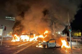 VIDEO: Neredi u Dablinu nakon napada nožem ispred škole: Građani zapalili policijsko vozilo