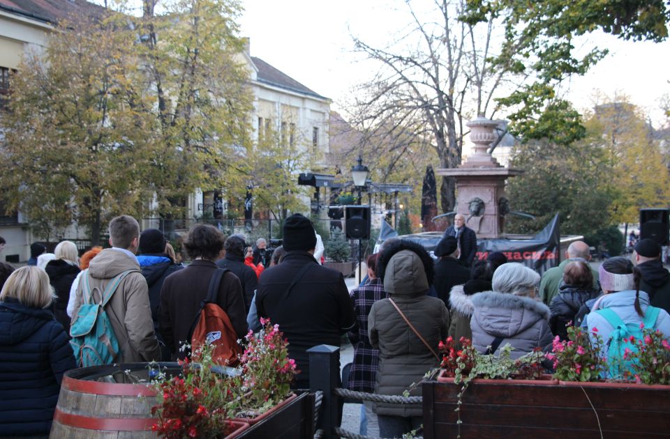 FOTO Protest sindikata ispred Karlovačke gimnazije: "Hronologija nasilja nad pojedincem u prosveti"