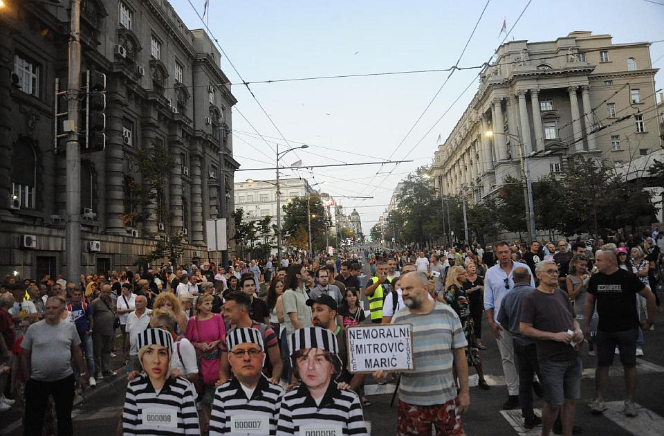 VIDEO Održan protest "Srbija protiv nasilja": Građani gađali Pink toalet papirom i jajima