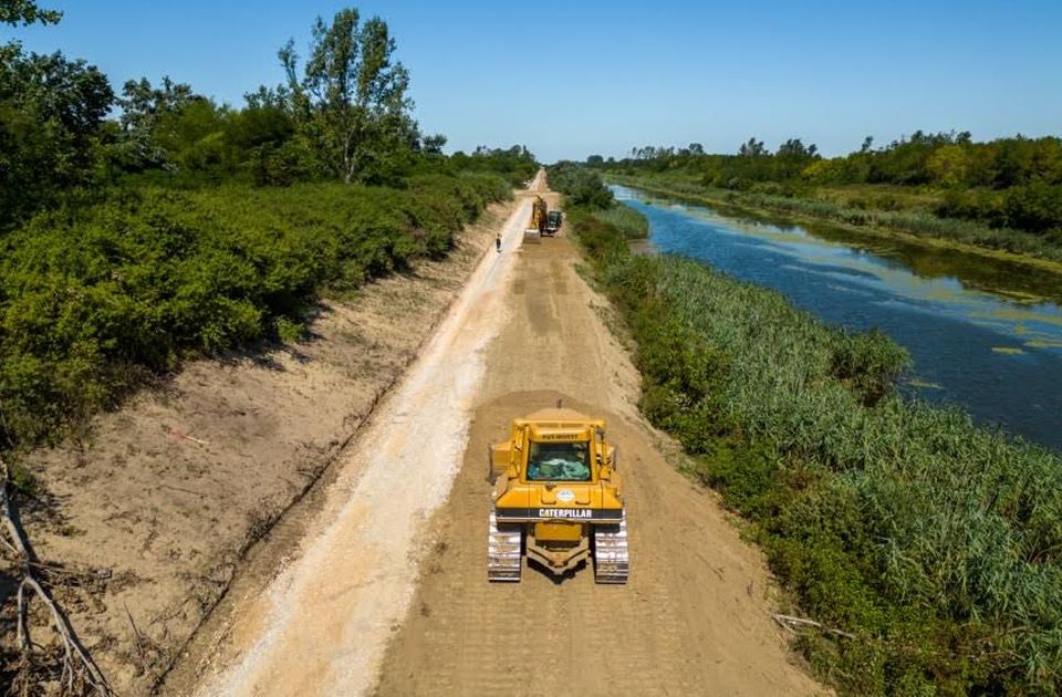 Gradi se prva deonica biciklističke staze do Čeneja, vodi ka Irmovu