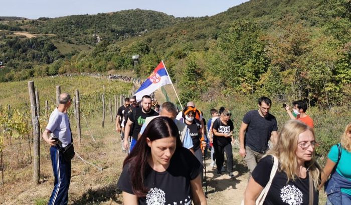 FOTO, VIDEO: Aktivisti probili ograde na planinarskoj stazi na Fruškoj gori