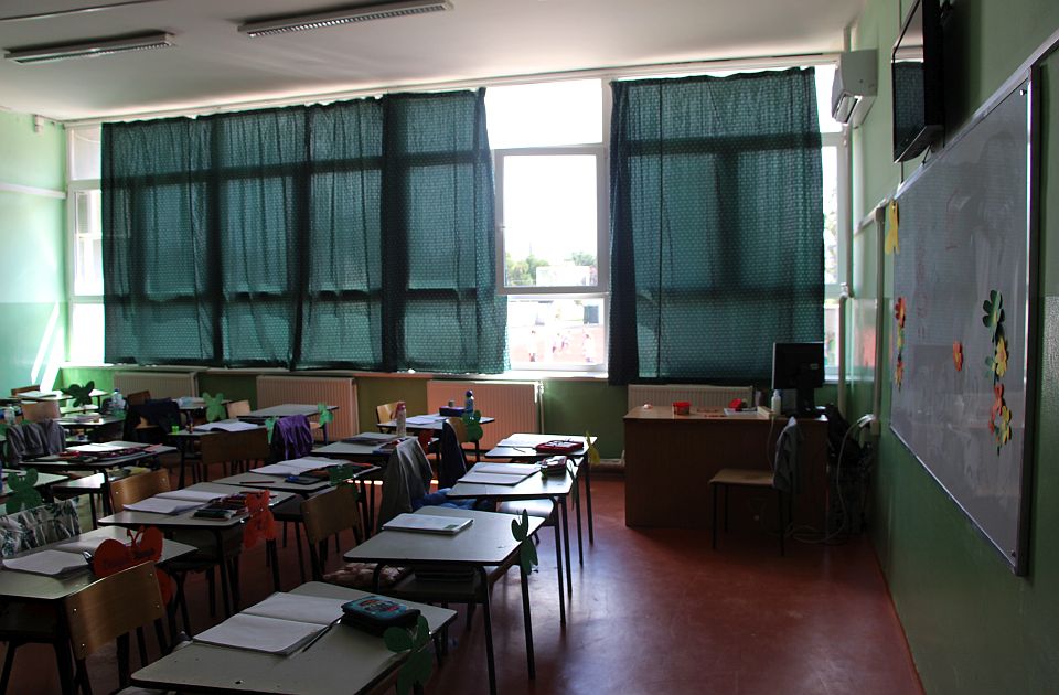 Učenik povređen u školi u Novom Sadu, pao ormar na njega