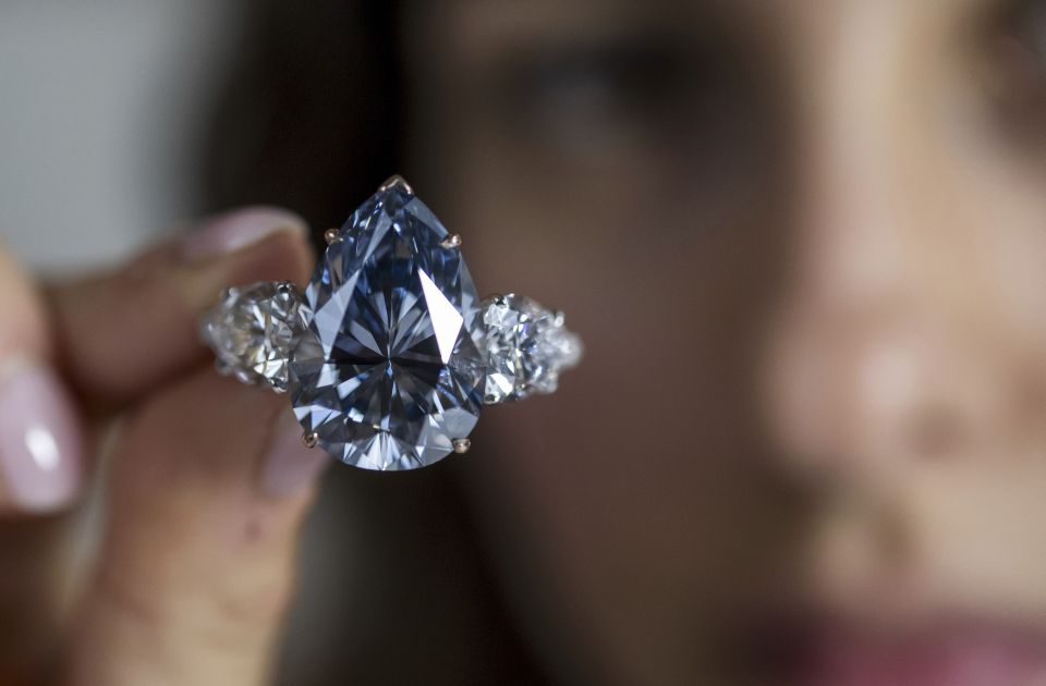 FOTO: Plavi dijamant od 44 miliona dolara najskuplji dragulj prodat ove godine 