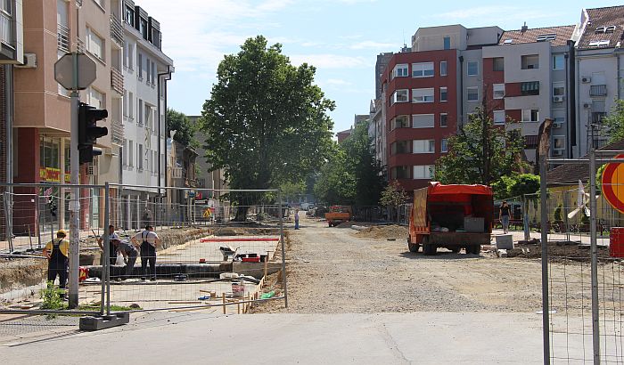 VIDEO: Ulica Marka Miljanova u pesku i prašini mesec i po dana do roka za završetak radova