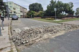 FOTO, VIDEO: Kaldrmu kod Varadinskog mosta zamenjuje asfalt