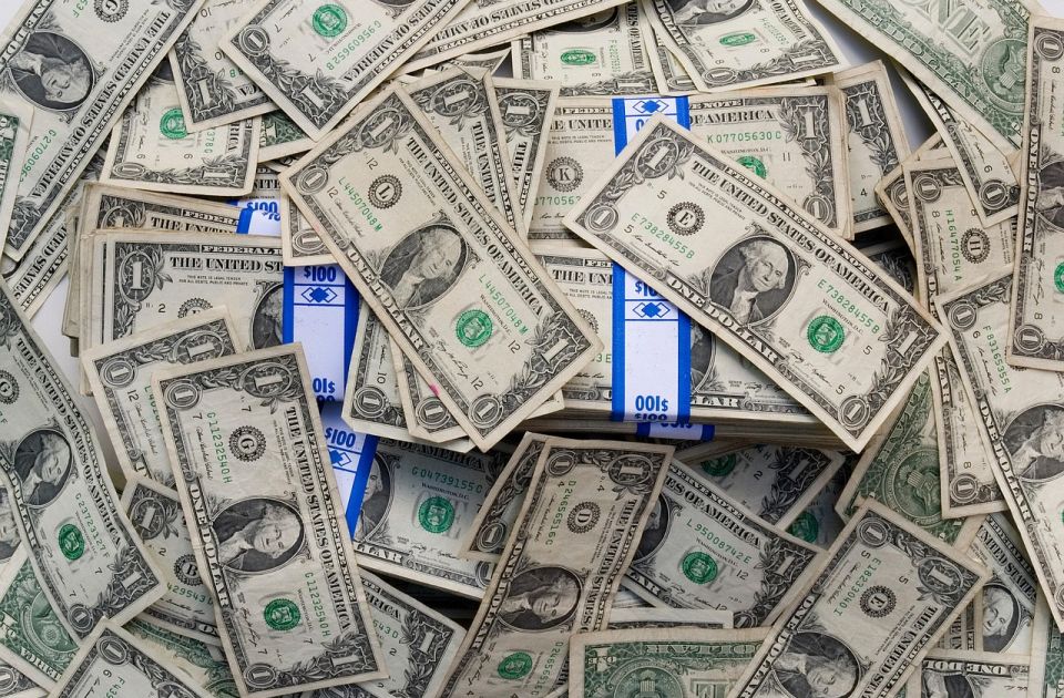 Sremska Mitrovica: Uhapšen muškarac koji je razmenio 1.400 falasifikovnih dolara