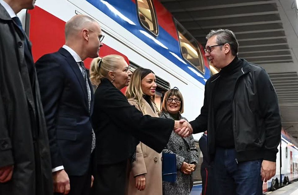 Vučić otvorio prugu do Subotice, a stanice na njoj bez upotrebne dozvole Vučić otvorio prugu do Subotice, a stanice na njoj bez upotrebne dozvole