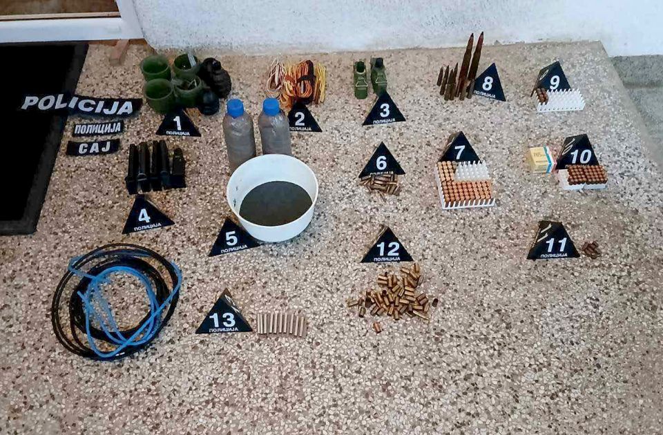 FOTO Uhapšen Novosađanin: Oduzete dve bombe, mačeta, municija... FOTO Uhapšen Novosađanin: Oduzete dve bombe, mačeta, municija...