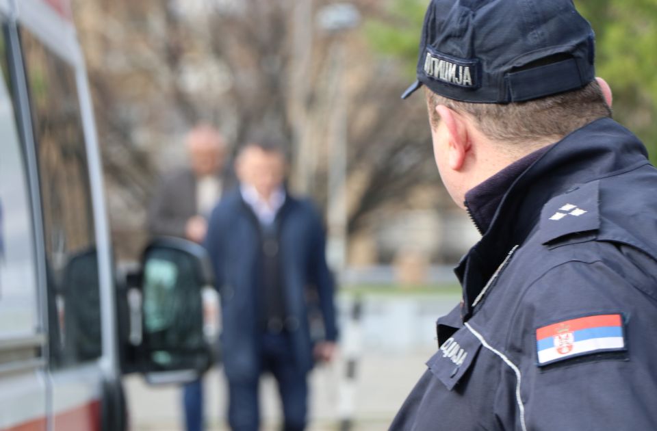 Policija pucala u muškarca koji je s aktiviranom bombom krenuo prema kućama, preminuo na licu mesta