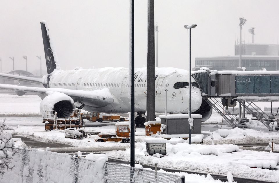 Aerodrom u Minhenu ponovo otvoren nakon obilnih snežnih padavina, ali je otkazano 560 letova