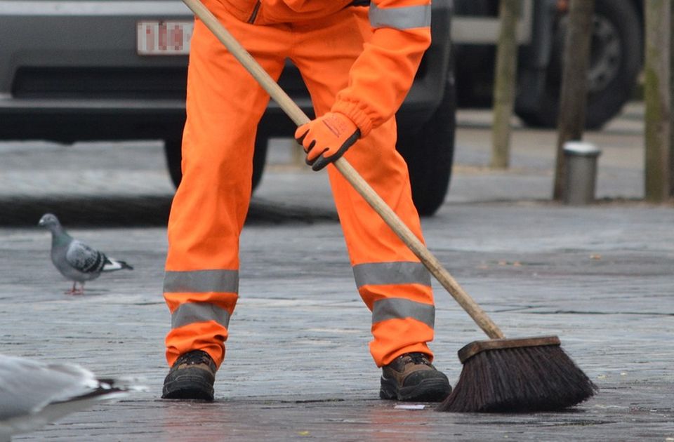 Ima master iz kliničke psihologije i psihoterapije, a iz opštine joj ponudili da čisti ulice