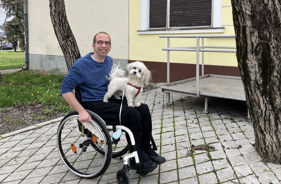 FOTO: Život u kolicima u Petrovaradinu - kolovozom pored kamiona, jer drugog načina nema