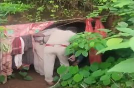 VIDEO: Ruskinja sa dvoje male dece dve nedelje živela u pećini u Indiji