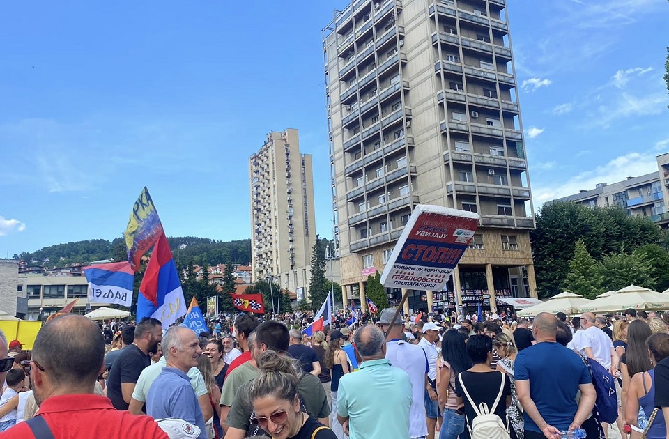 Poruke sa protesta u Užicu: Dosta je! Srbija nema nikog drugog osim nas Poruke sa protesta u Užicu: Dosta je! Srbija nema nikog drugog osim nas