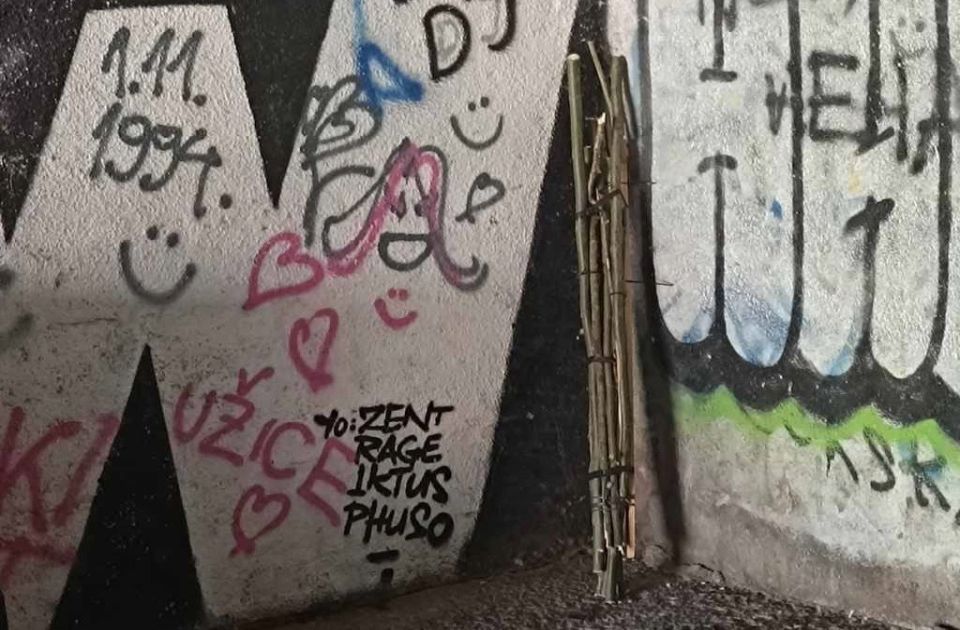 Policija po prijavi u pešačkom prolazu u Užicu pronašla drvene motke