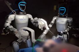 VIDEO: Po prvi put humanoidni roboti izveli hiruršku operaciju na živim životinjama