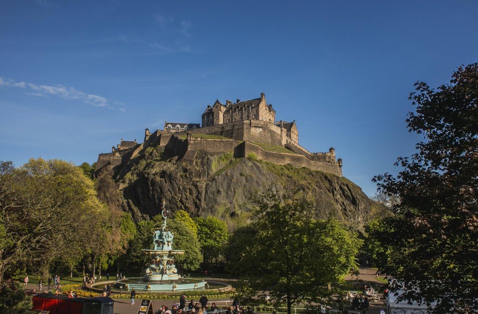 Edinburg počeo turistima da naplaćuje boravišnu taksu