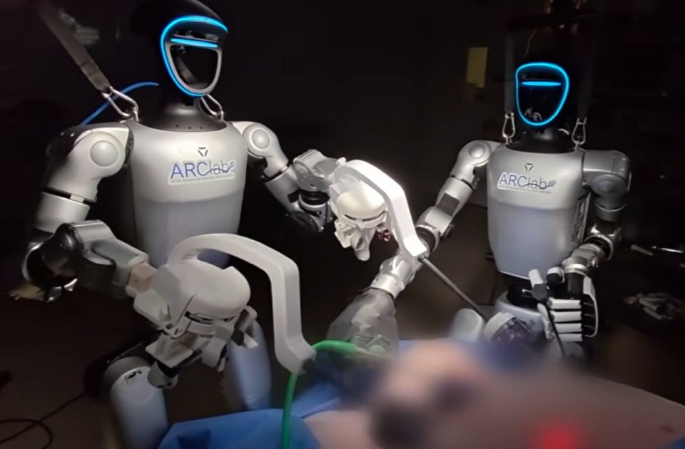 VIDEO: Po prvi put humanoidni roboti izveli hiruršku operaciju na živim životinjama