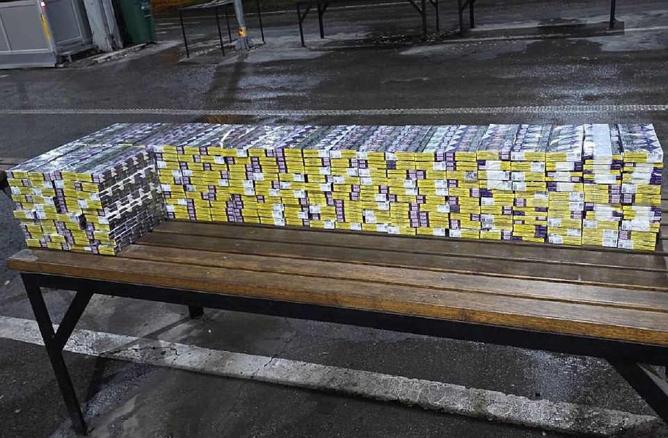 FOTO: Sve moguće šupljine automobila napunio cigaretama - pokušao da ih prošvercuje preko Srpske Crnje