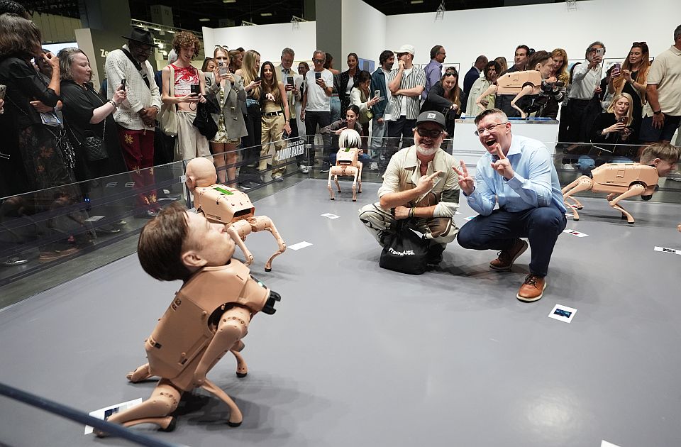 VIDEO: Na sajmu u Bazelu roboti sa likovima Ilona Maska, Džefa Bezosa, Marka Zakerberga i Kim Džong Una