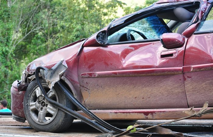 Sremska Mitrovica: Jedna osoba poginula u direktnom sudaru vozila
