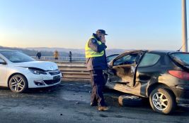 VIDEO: Mladić povređen u lančanom sudaru na Mostu slobode