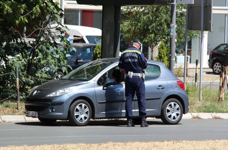 Počela akcija saobraćajne policije: Kontroliše se nošenje pojasa i prevoz dece u vozilima