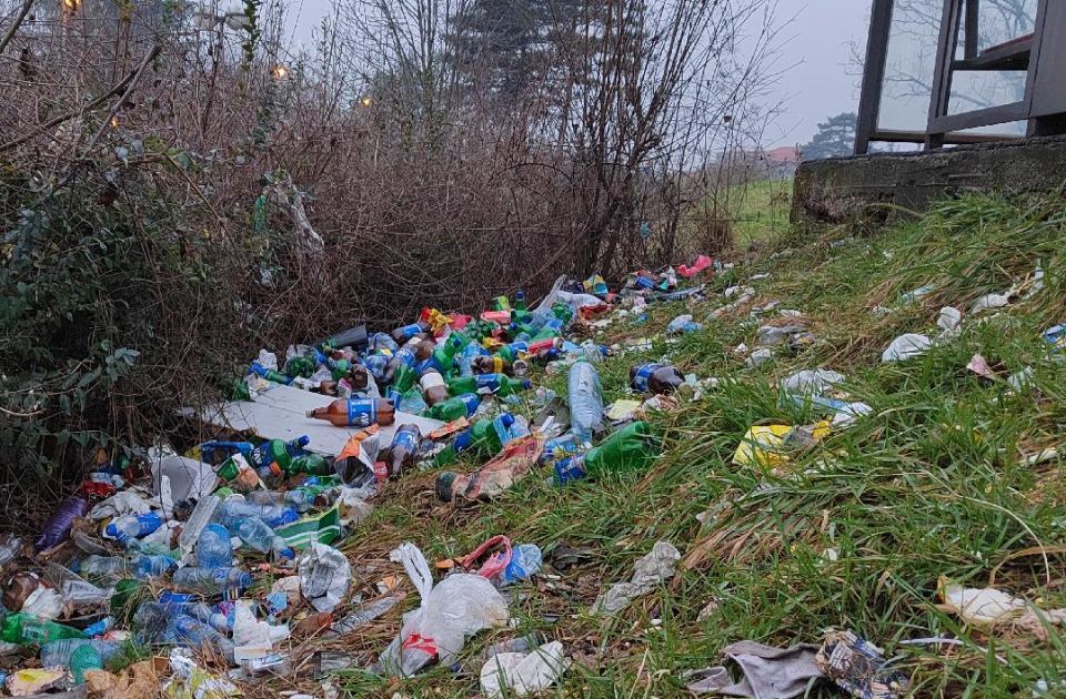 FOTO: Apel građanima da mesta stradanja ne koriste kao izletišta i ne prave deponije od njih