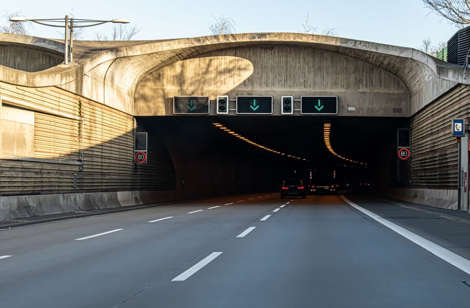VIDEO: Jedan od najdužih tunela na svetu ima veštačke oblake i cveće 
