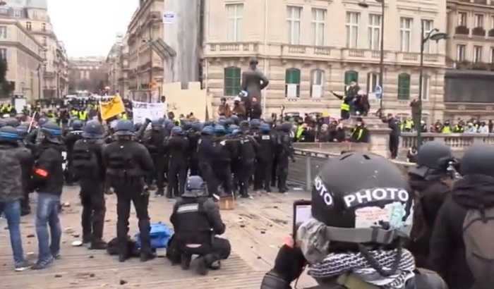 VIDEO: Novi protesti "žutih prsluka" u Parizu, sukob policije i demonstranata