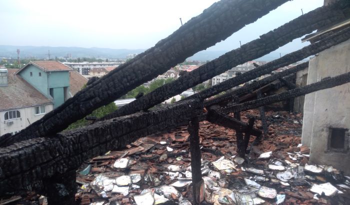 FOTO, VIDEO - Posle požara na Detelinari: Zgrada bez krova, stanari čekaju struju i nadaju se da neće biti kiše